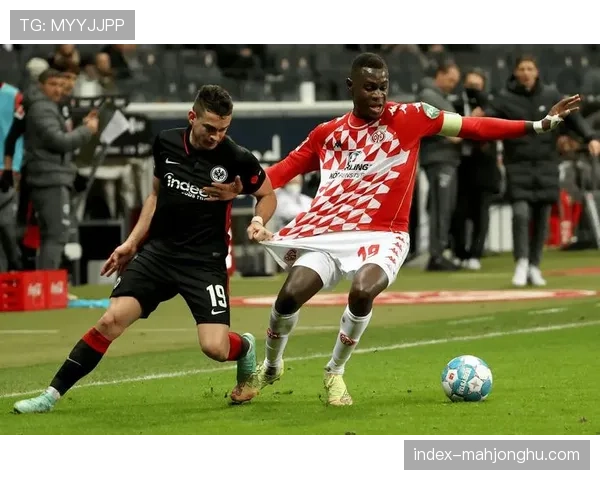 官方全场数据统计:拜仁慕尼黑控球率达72%,完成25脚射门